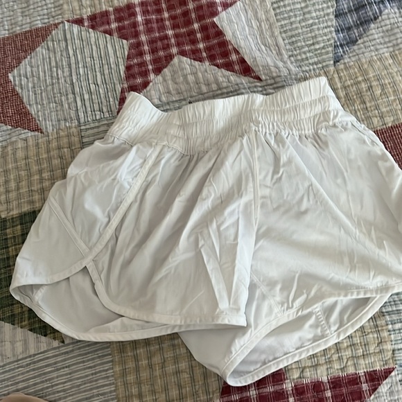 Lululemon Hottie Hots - 4 inch - great condition! - Picture 1 of 3